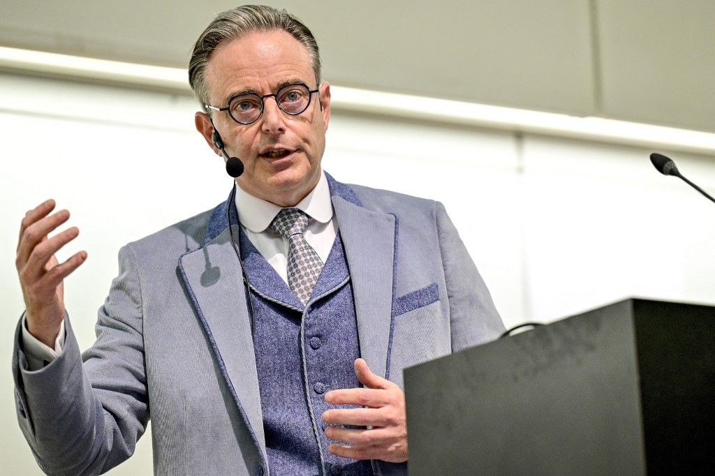 Belgian Prime Minister Bart De Wever gestures as he delivers a speech during the opening college of Political Sciences of professors Devos and Bouteca at the UGent university in Gent, on October 7, 2025. (Photo by DIRK WAEM / Belga / AFP) / Belgium OUT