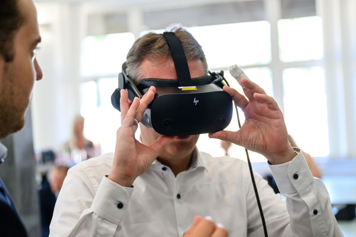 Siófok, 2025. június 19.
Hankó Balázs kultúráért és innovációért felelős miniszter VR-szemüveget próbál a Siófoki Szakképzési Centrum Krúdy Gyula Technikum és Gimnázium tankonyhájában az iskola tanévzáró ünnepsége után 2025. június 19-én.
MTI/Vasvári Tamás