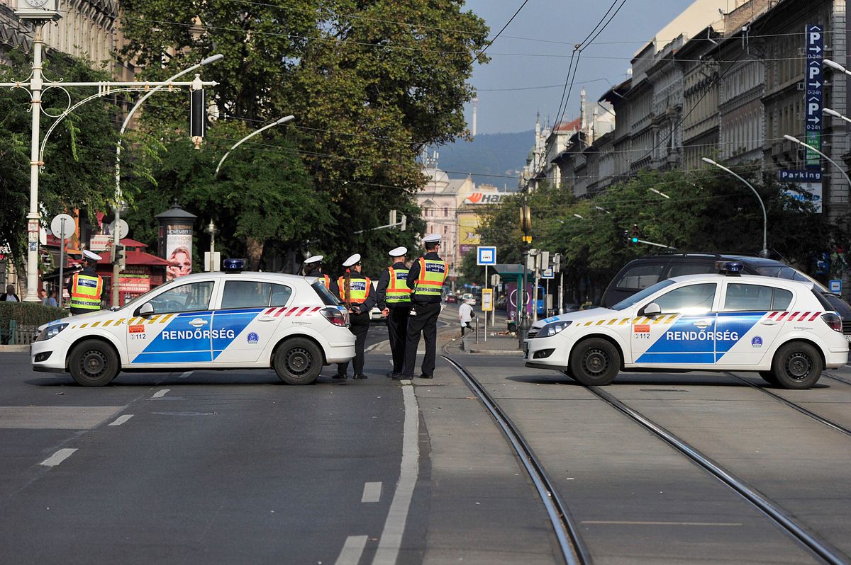 Budapest, 2016. szeptember 25.
Rendõrségi útlezárás 2016. szeptember 25-én Budapesten a Teréz körúton, ahol ismeretlen eredetû robbanás történt 24-én késõ este az egyik földszinti üzlethelyiségnél, a Király utcai keresztezõdés közelében. A robbanásban két rendõrjárõr súlyosan megsérült.
MTI Fotó: Lakatos Péter