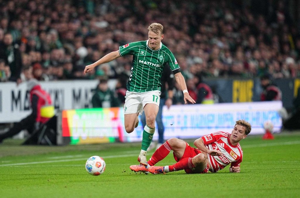 Schäfer András Marco Grüllt igyekszik szerelni a Werder Breme-Union Berlin Bundesliga-mérkőzésen. A magyar válogatott középpályás csereként állt be