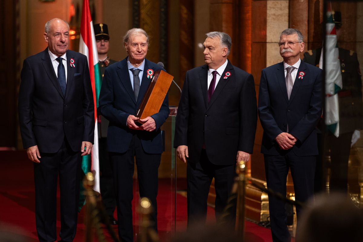 20250314 Budapest
Kossuth- és Széchenyi-díjak, valamint a Magyar Érdemrend kitüntetéseinek ünnepélyes átadása.
fotó: Polyák Attila (PA)
MW
képen: Sulyok Tamás köztársasági elnök, Benkő Imre fotográfus, a Magyar Művészeti Akadémia rendes tagja, Orbán Viktor miniszterelnök és Kövér László, az Országgyűlés elnöke
