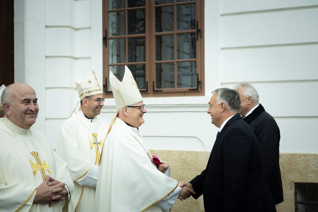 Újraszentelték a felújított veszprémi székesegyházat
