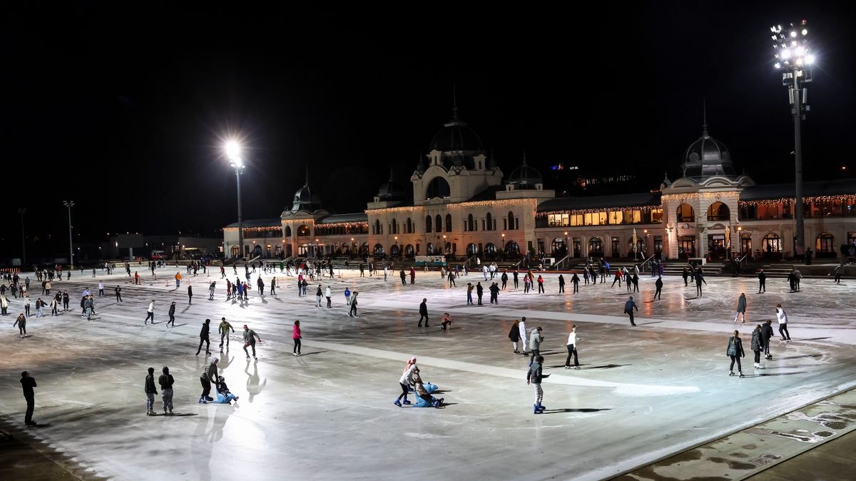 Budapest, 2023. november 20.
Korcsolyázók a Városligeti Műjégpályán 2023. november 20-án. Ezen a napon megkezdődött a korcsolyaszezon Magyarország egyik legnépszerűbb télisport-helyszínén, a Városligetben.
MTI/Hegedüs Róbert