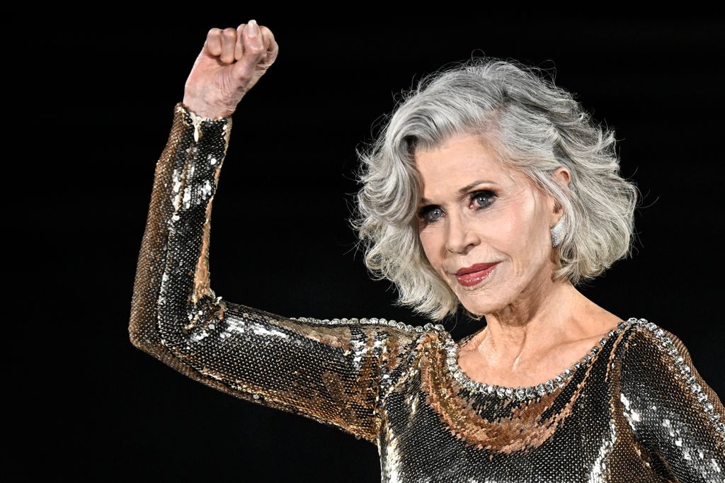Jane Fonda amerikai színésznő reakciója, miközben bemutatja a L'Oreal Paris Szabadság, Egyenlőség, Nővérség című show-jának kreációját