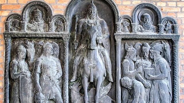 Dombormű Csanád 1028-as győzelmének emlékére a szegedi Dóm téren