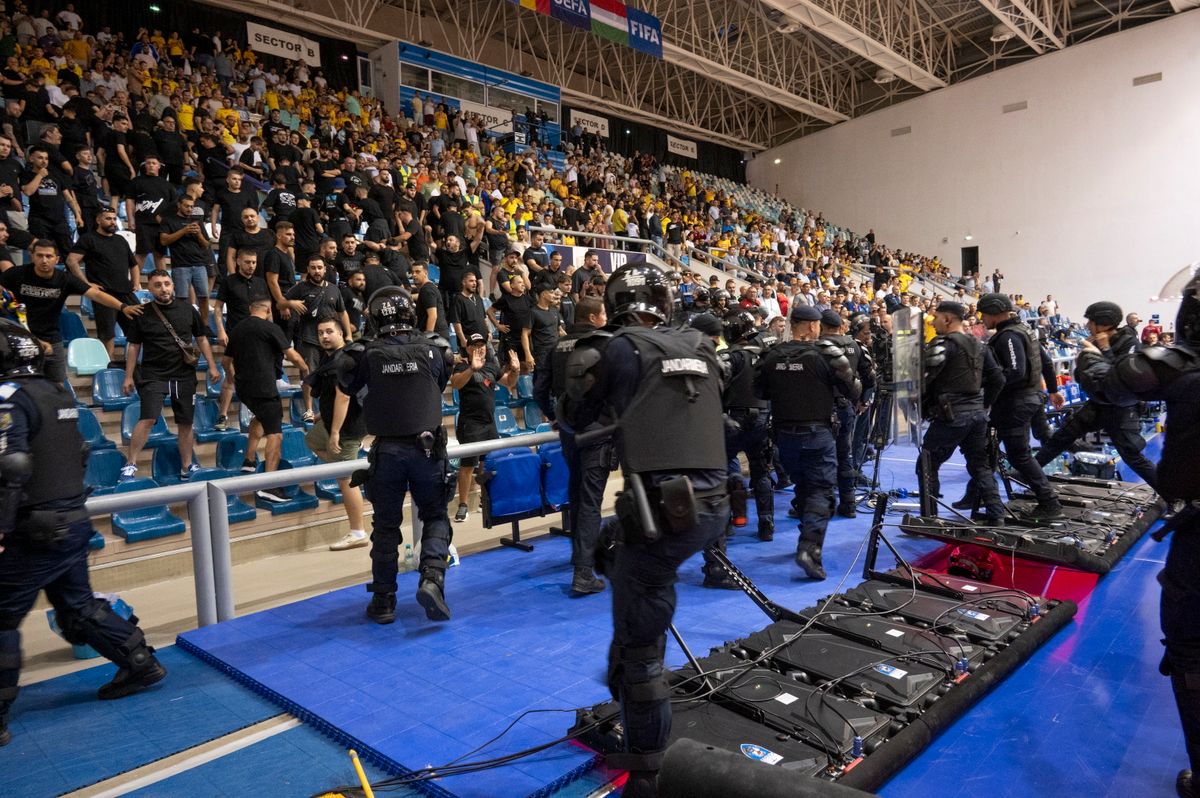 A rendőröknek is volt dolguk a craiovai Eb-pótselejtezőn, amely végén a román szurkolók balhéja ellenére a magyar futsalválogatott ünnepelhetett