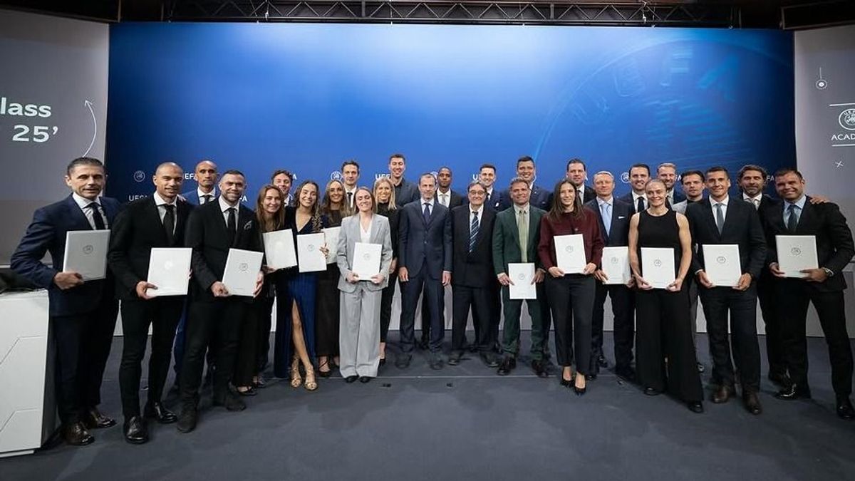 A magyar válogatott két korábbi csatára UEFA-diplomát vett át