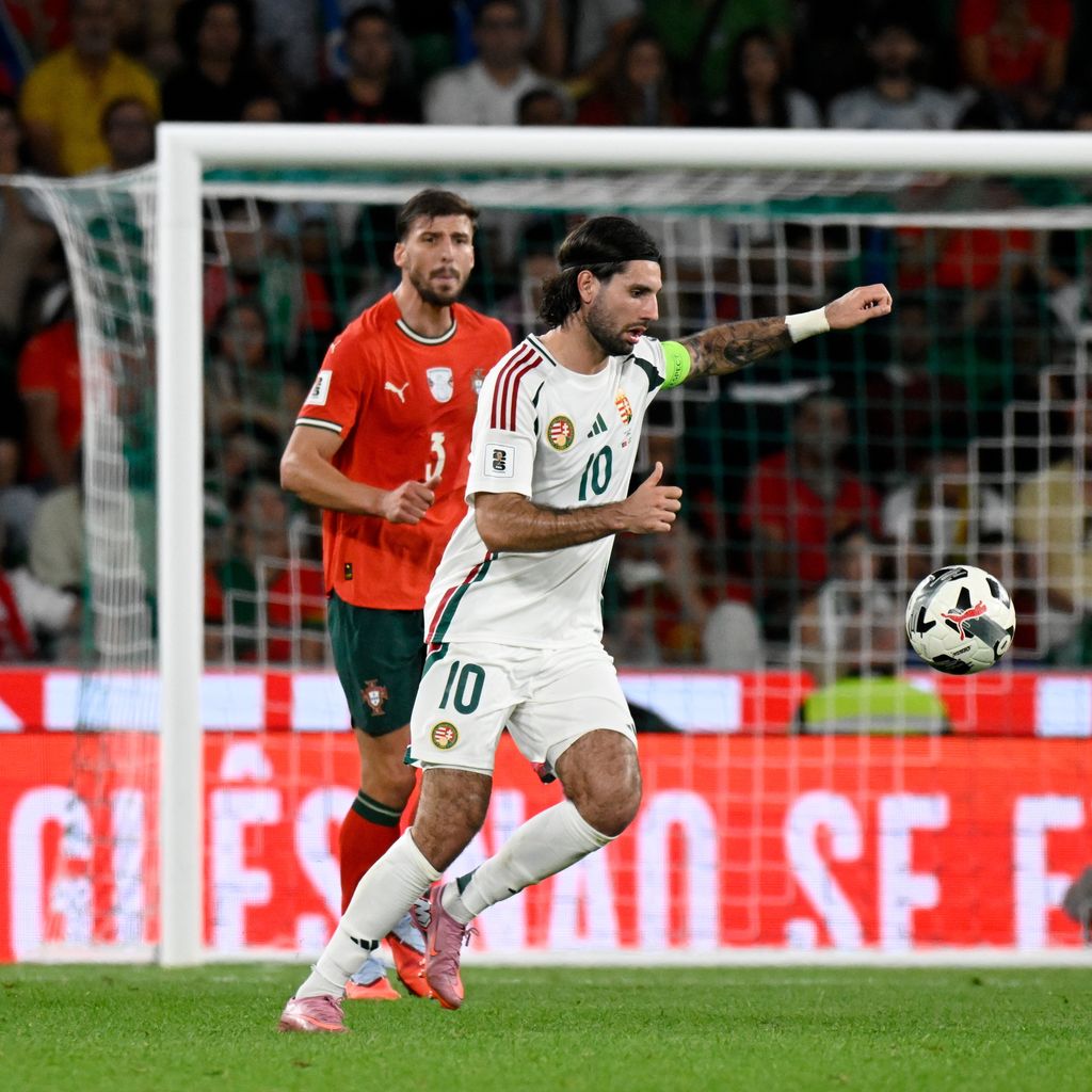 Lisszabon, 2025. október 14.
Szoboszlai Dominik (elöl) és a portugál Rúben Dias a Portugália - Magyarország labdarúgó világbajnoki selejtező mérkőzésen a lisszaboni Estádio José Alvalade stadionban 2025. október 14-én.
MTI/Szigetváry Zsolt