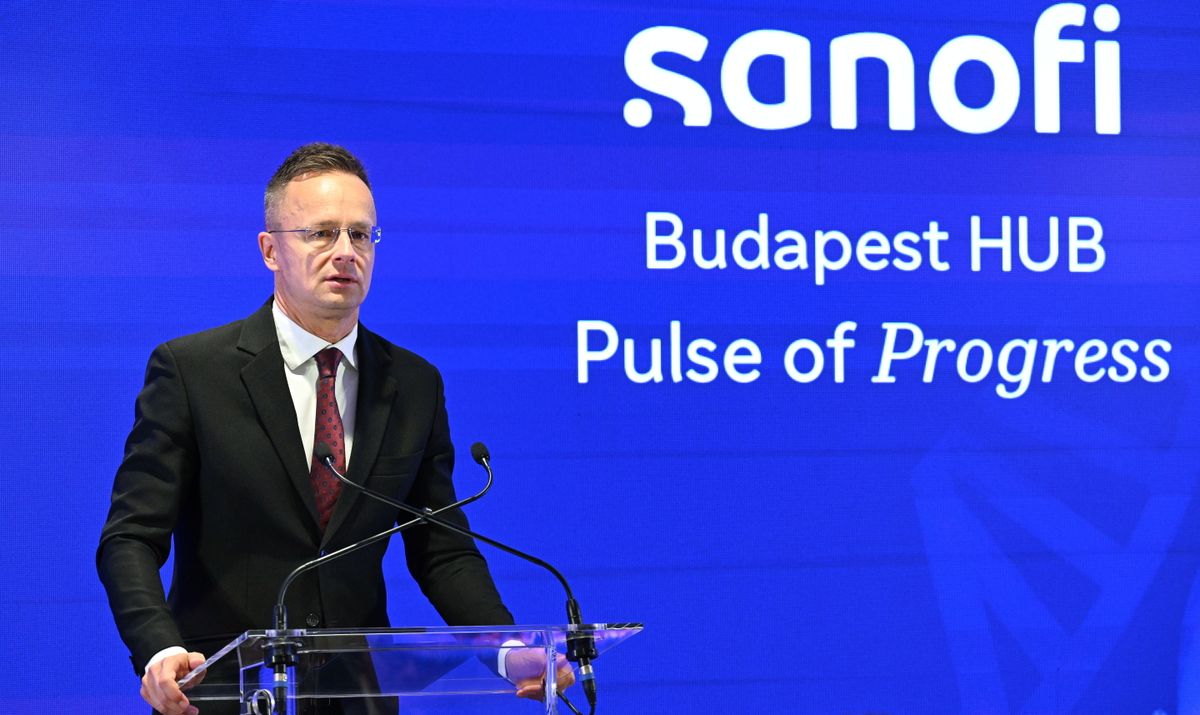 Szijjártó Péter külgazdasági és külügyminiszter beszédet mond a Sanofi francia gyógyszeripari cég kibővített globális szolgáltatóközpontjának átadásán Budapesten, a Váci Greens Irodaházban 2025. október 9-én. Ötszáz új munkahelyet hoz létre a Sanofi fővárosi szolgáltatóközpontjának bővítése (Fotó: MTI/Máthé Zoltán)