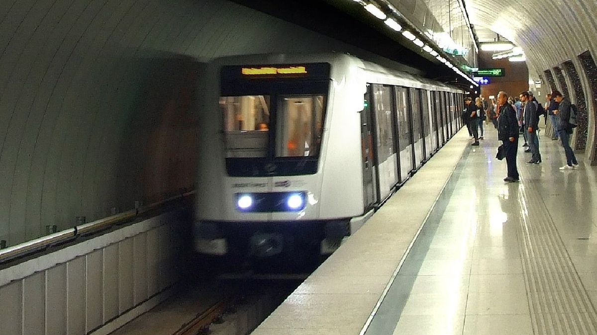 Budapest, 2019. május 21.
A Budapesti Közlekedési Központ (BKK) 4-es metróvonalán közlekedő egyik Alstom Metropolis szerelvény megérkezik a Szent Gellért téri mélyállomásra. A peronon utasok várják, hogy beszállhassanak.
MTVA/Bizományosi: Jászai Csaba 
***************************
Kedves Felhasználó!
Ez a fotó nem a Duna Médiaszolgáltató Zrt./MTI által készített és kiadott fényképfelvétel, így harmadik személy által támasztott bárminemű – különösen szerzői jogi, szomszédos jogi és személyiségi jogi – igényért a fotó szerzője/jogutódja közvetlenül maga áll helyt, az MTVA felelőssége e körben kizárt.