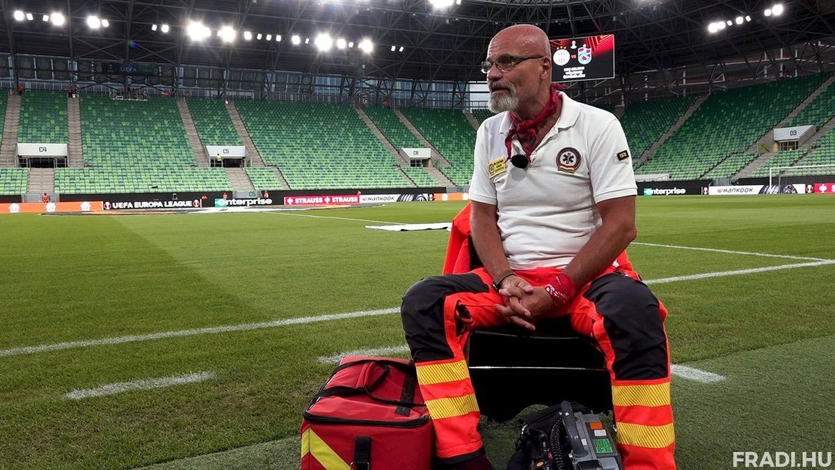 Zacher Gábor a Groupama Arénában. Az FTC meccsen van alkalma megfigyelni Robbie Keane-t is, aki szerinte túl gyakran köpköd