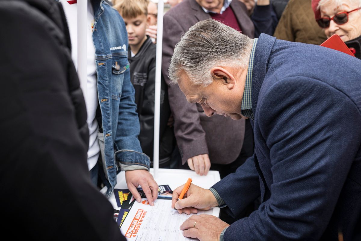 Budapest, 2025. október 11.
A Miniszterelnöki Kommunikációs Főosztály által közreadott képen Orbán Viktor miniszterelnök a Tátra téri piacon tartott aláírásgyűjtésen Pesterzsébeten 2025. október 11-én. A mai napon aláírásgyűjtést indítunk Brüsszel háborús tervei ellen - írta a kormányfő Facebook bejegyzésében ezen a napon reggel.
MTI/Miniszterelnöki Kommunikációs Főosztály/Kaiser Ákos