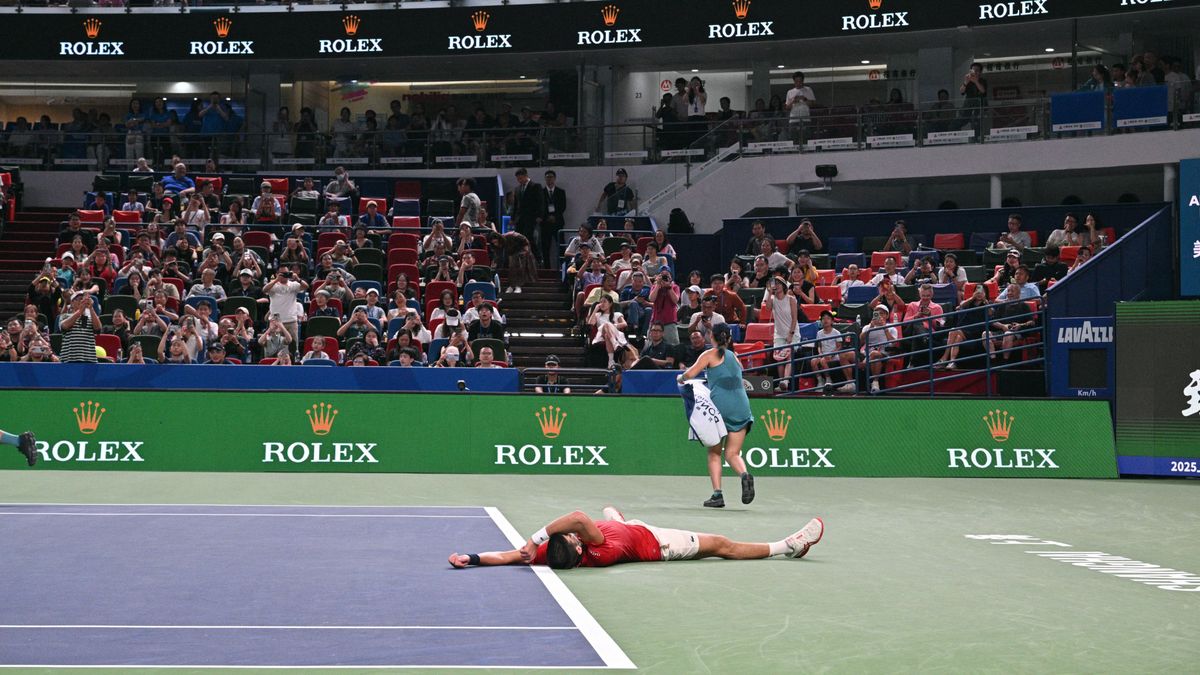 Djokovics kimerülten terült el a földön, ez már neki is sok volt