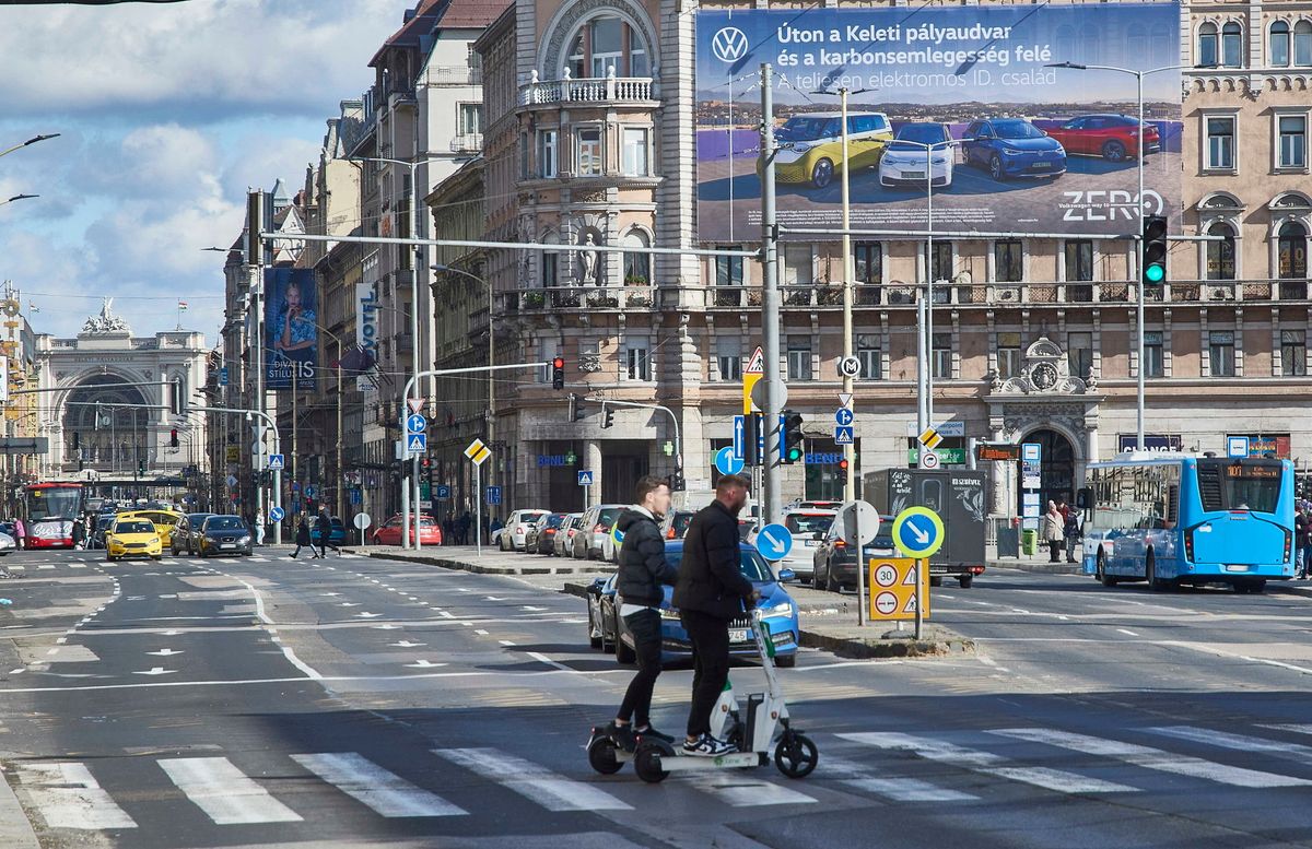 Budapest, 2023. február 25.
Két fiatal elektromos rollerrel halad át a gyalogátkelő helyen a Rákóczi úton a Blaha Lujza térnél, balra a háttérben a Keleti pályaudvar épülete.
MTVA/Bizományosi: Róka László
***************************
Kedves Felhasználó!
Ez a fotó nem a Duna Médiaszolgáltató Zrt./MTI által készített és kiadott fényképfelvétel, így harmadik személy által támasztott bárminemű – különösen szerzői jogi, szomszédos jogi és személyiségi jogi – igényért a fotó szerzője/jogutódja közvetlenül maga áll helyt, az MTVA felelőssége e körben kizárt.