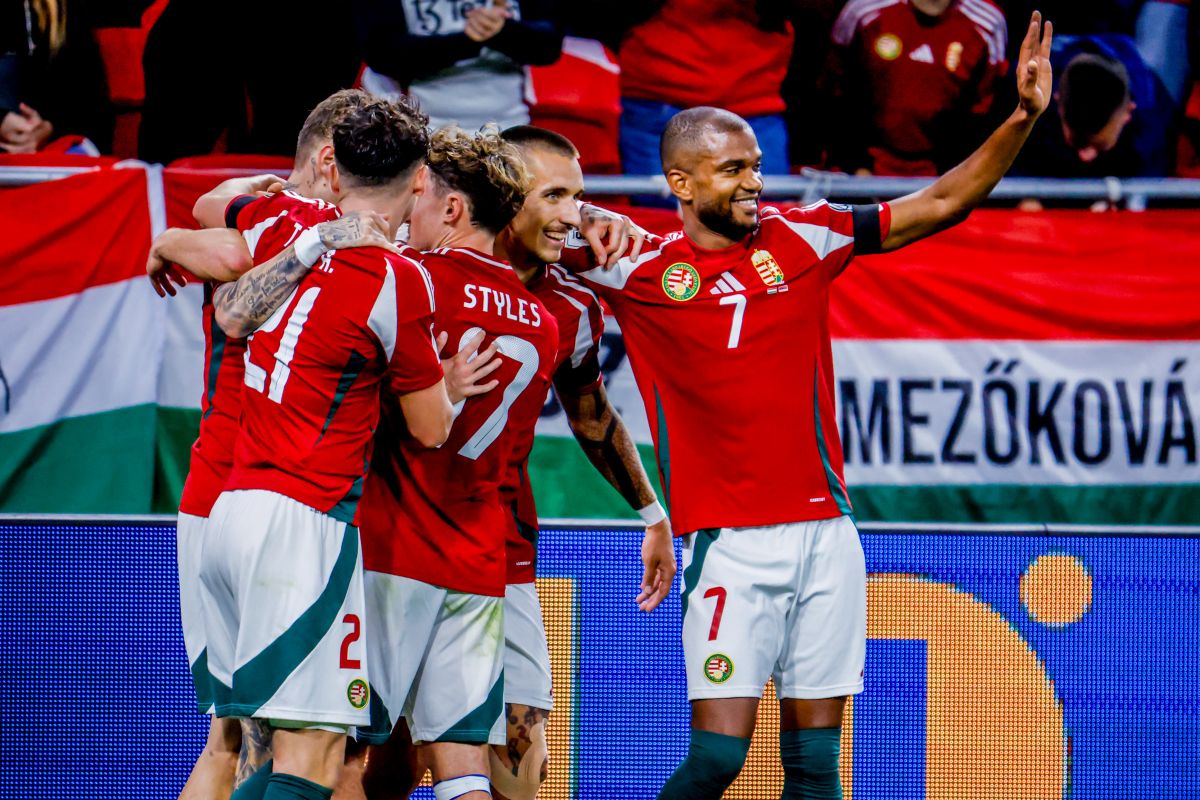 Lukács Dánielt ünneplik a társak a gólja után a Magyarország-Örményország vb-selejtezőn. A VAR nem jelzett lest, a találat érvényes