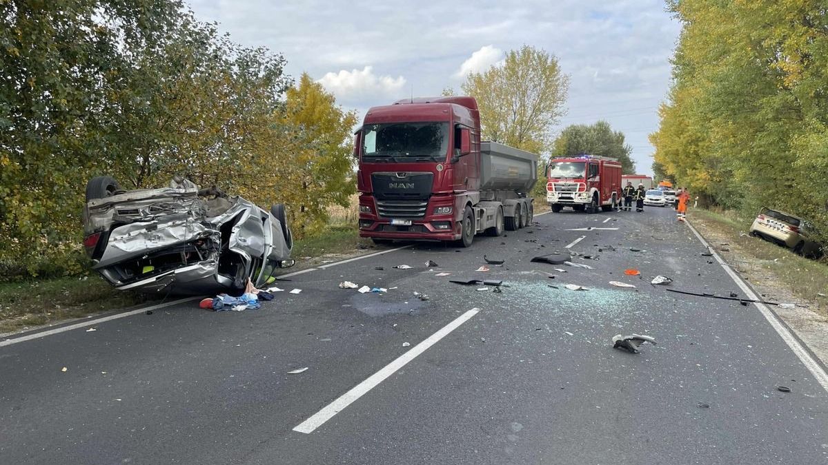 Közlekedési káoszt okozott a brutális baleset Tatánál