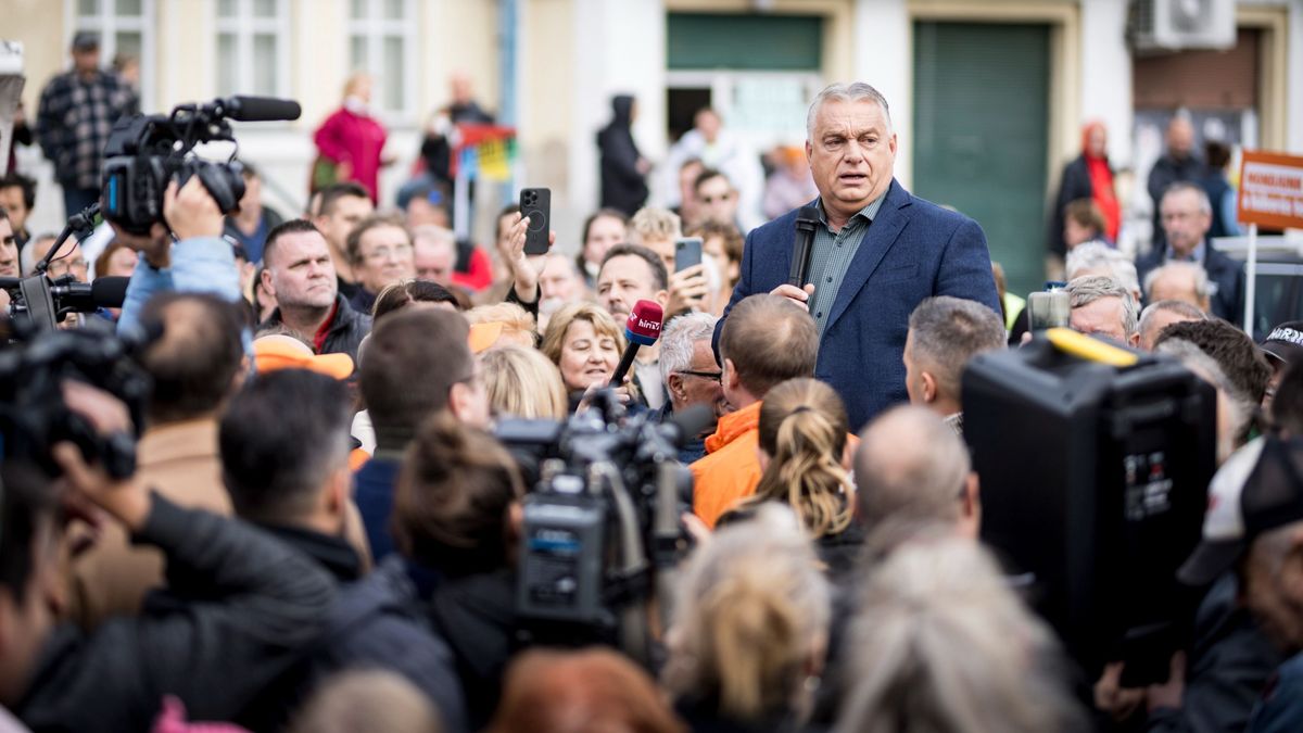 Orbán Viktorra rengetegen voltak kíváncsiak, alig engedték oda az aláírásgyűjtő pulthoz