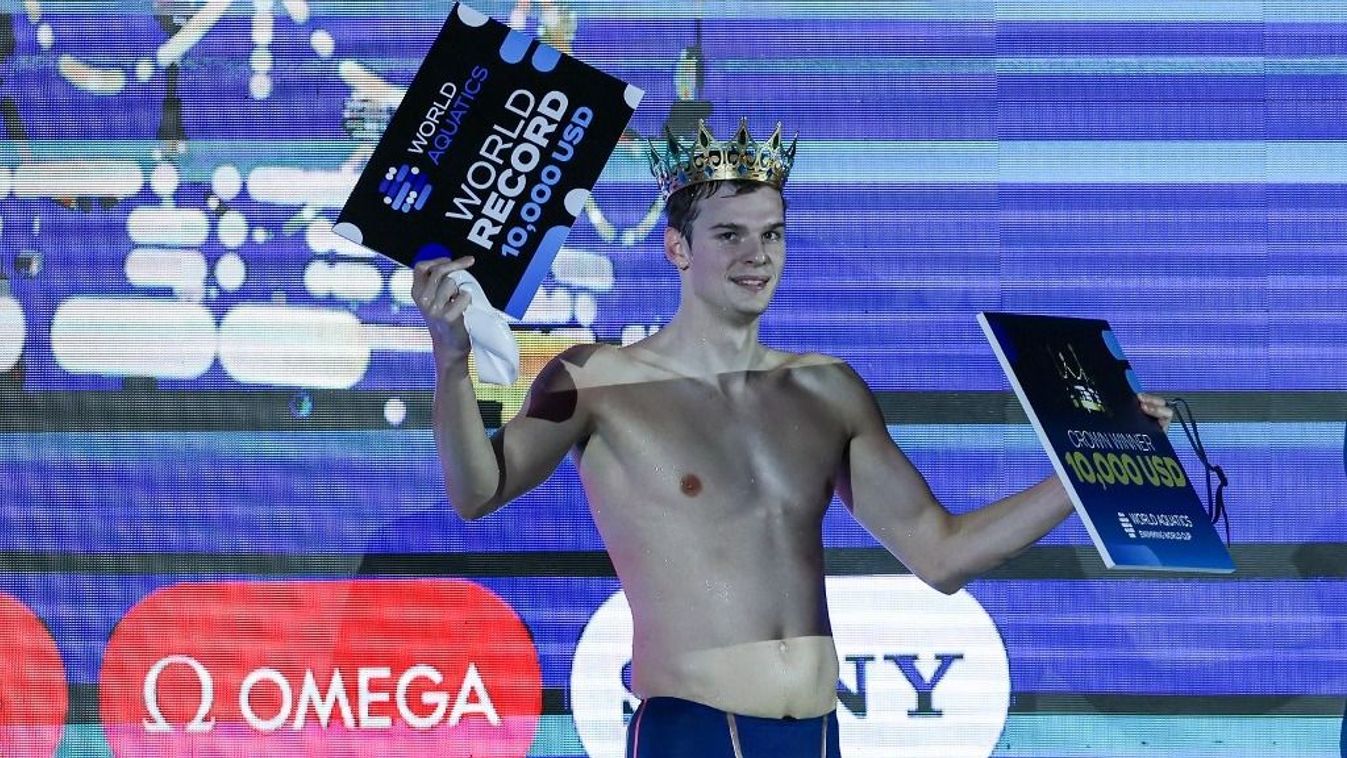 In Toronto, Ontario, Canada, on October 23, 2025, Hubert Kos receives the crown and a $10,000 cheque after winning the 200m Backstroke finals during the World Aquatics Swimming World Cup 2025 at the Toronto Pan Am Sports Centre. (Photo by Indrawan Kumala/