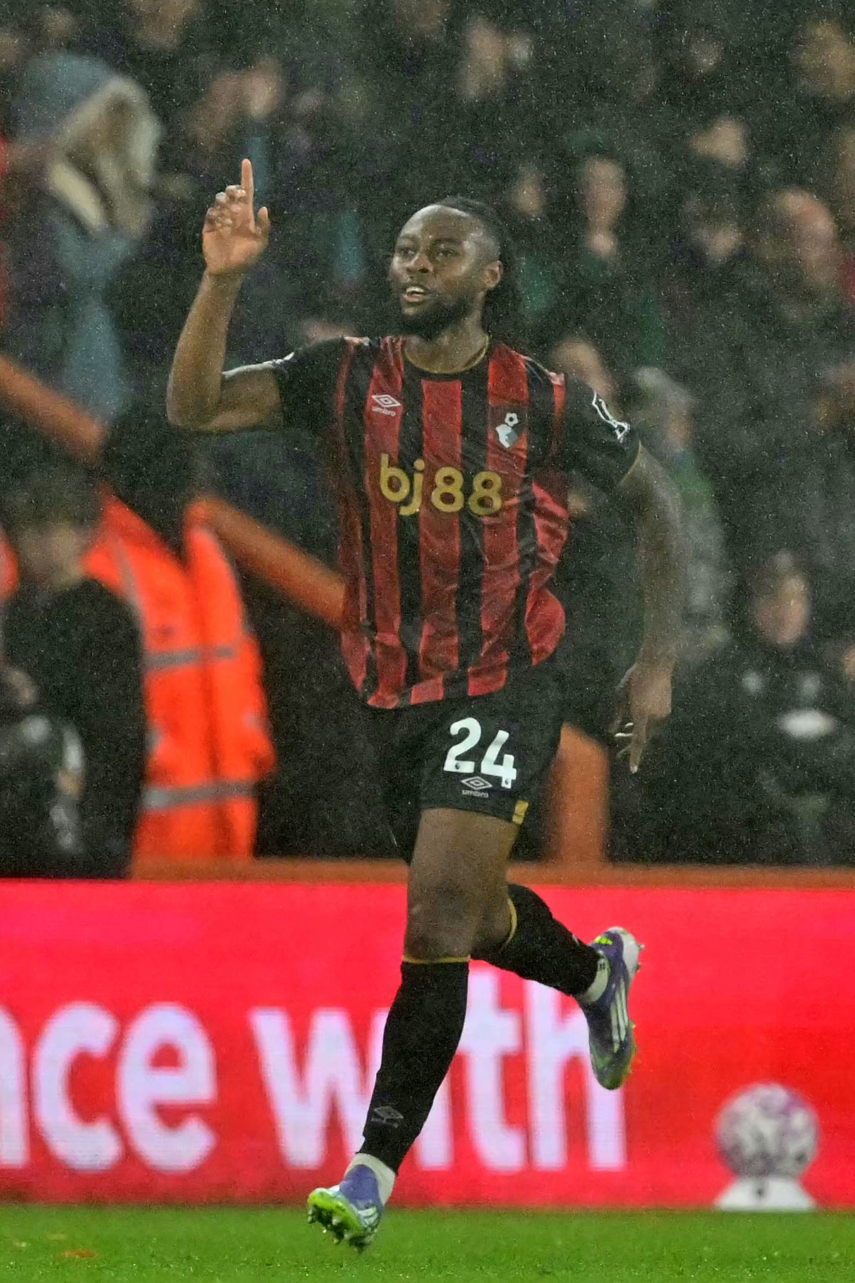 Bournemouth's Ghanaian striker #24 Antoine Semenyo celebrates scoring their first goal during the English Premier League football match between Bournemouth and Fulham at the Vitality Stadium in Bournemouth, southern England on October 3, 2025. (Photo by Glyn KIRK / AFP) / RESTRICTED TO EDITORIAL USE. No use with unauthorized audio, video, data, fixture lists, club/league logos or 'live' services. Online in-match use limited to 120 images. An additional 40 images may be used in extra time. No video emulation. Social media in-match use limited to 120 images. An additional 40 images may be used in extra time. No use in betting publications, games or single club/league/player publications. / 