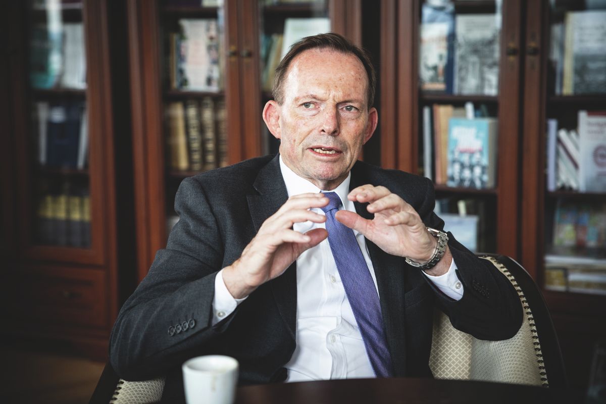 Tony Abbott szerint Orbán Viktor minden elismerést megérdemel a migráció kezelése miatt