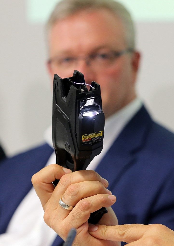 Új kényszerítő eszközt, sokkoló pisztolyt kapnak a német rendőrök – Illusztráció
