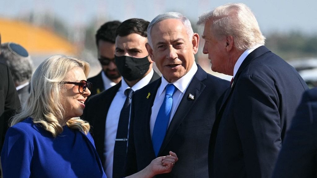 Israel's Prime Minister Benjamin Netanyahu and his wife Sara greet US President Donald Trump (R) upon his arrival at Ben Gurion Airport on the outskirts of Lod near Tel Aviv on October 13, 2025. Trump is passing through Israel, addressing parliament and meeting with hostage families before heading to Egypt's Sharm El-Sheikh for the summit, where a "document ending the war in the Gaza Strip" is expected to be signed. (Photo by SAUL LOEB / AFP)