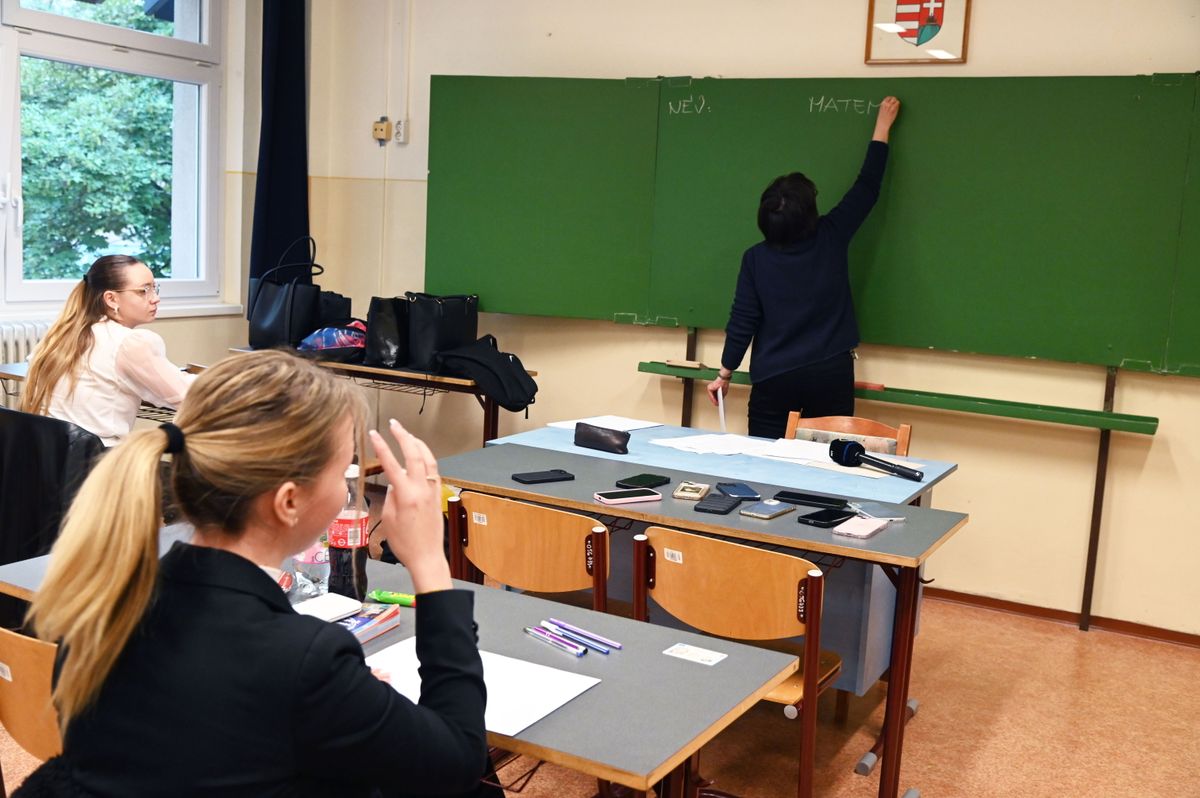 Szolnok, 2025. május 6.
Diákok a matematika írásbeli érettségi vizsgán a Szolnoki Széchenyi István Gimnázium és Művészeti Szakgimnáziumban 2025. május 6-án.
MTI/Mészáros János