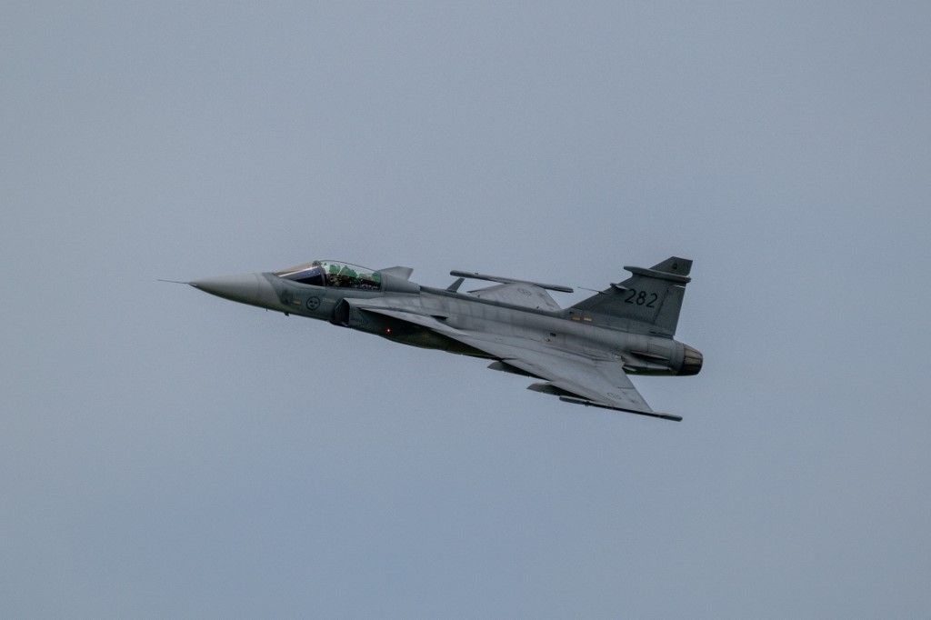 Egy svéd Gripen JAS 39 repülőgép repülés közben az orleans-i 123-as légibázison tartott légibemutatón. Zelenszkij nagyon számít rájuk már a jövő évben.  Fotó: FREDERIC MOREAU / Hans Lucas