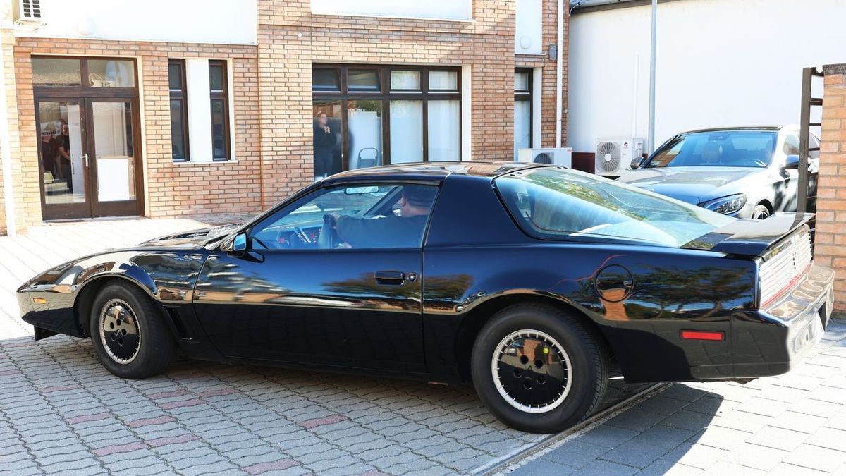 Megállt az élet Nyíregyházán, amikor feltűnt a Knight Rider legendás autója