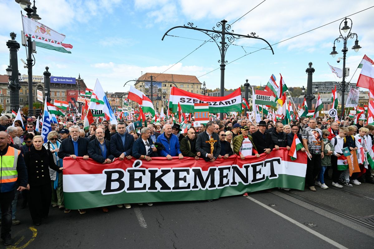 A Civil Összefogás Fórum - Civil Összefogás Közhasznú Alapítvány (CÖF-CÖKA) Békemenetének résztvevői az 1956-os forradalom és szabadságharc 69. évfordulóján a Margit hídon 2025. október 23-án. Az első sorban balról Juhász Hajnalka, a KDNP parlamenti képvisel (b), Csizmadia László, a Civil Összefogás Közhasznú Alapítvány (CÖF-CÖKA) elnöke (b2), Fricz Tamás politológus, a CÖF-CÖKA Kuratórium tagja (b3), ifj. Lomnici Zoltán alkotmányjogász, a Civil Összefogás Közhasznú Alapítvány (CÖF-CÖKA) szóvivője (b4), Bayer Zsolt publicista, szerkesztő (b5), Bencsik András, a Demokrata főszerkesztője (b6), Stefka István újságíró (b7),  Fásy Ádám kulturális szervező, műsorvezető (b9,(b10)), Pataky Attila énekes, dalszövegíró (b10). 
MTI/Hegedüs Róbert