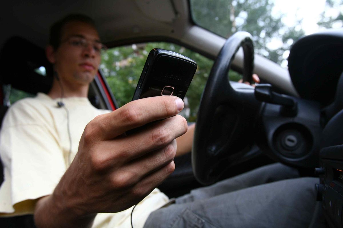 mobiltelefon használat vezetés közben mobil , telefon , autó közlekedés , büntetés