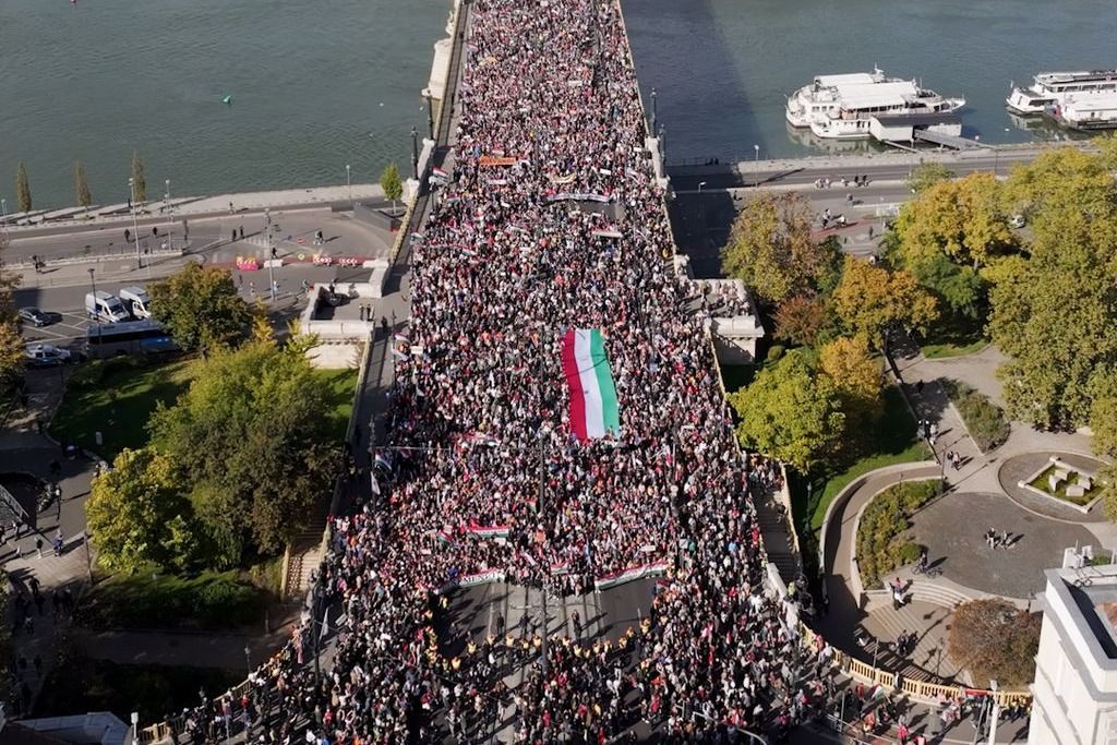 Szijjártó Péter is megosztott egy videót a tömegről, amelyhez csak annyit írt: „Ezek mi vagyunk”