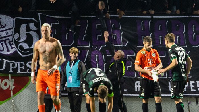 Gróf Dávid piros lapott kapott a labdaszedő fellökéséért az Újpest-FTC meccsen. Félmeztelenül hagyta el a pályát