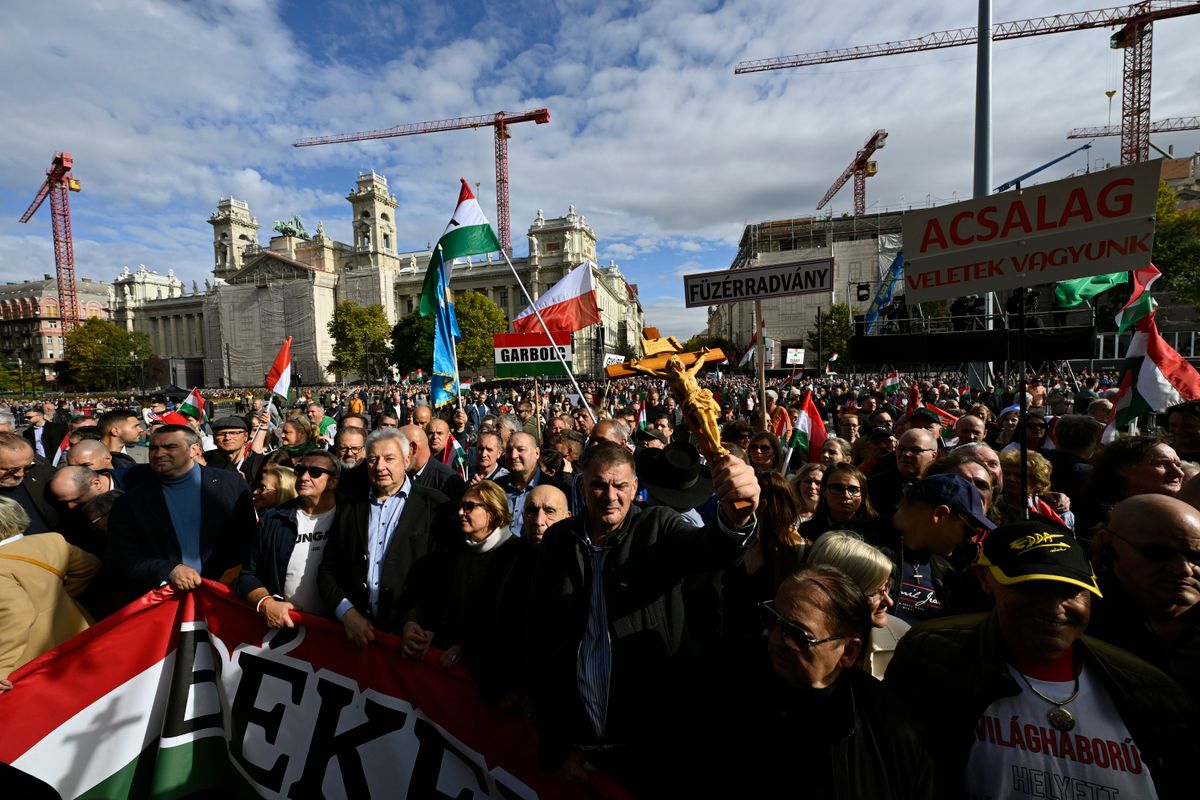 Budapest, 2025. október 23.
Az 1956-os forradalom és szabadságharc 69. évfordulóján rendezett ünnepi megemlékezés résztvevői az Országház előtti Kossuth Lajos téren 2025. október 23-án. Elöl középen Semjén Zsolt miniszterelnök-helyettes.
MTI/Hegedüs Róbert