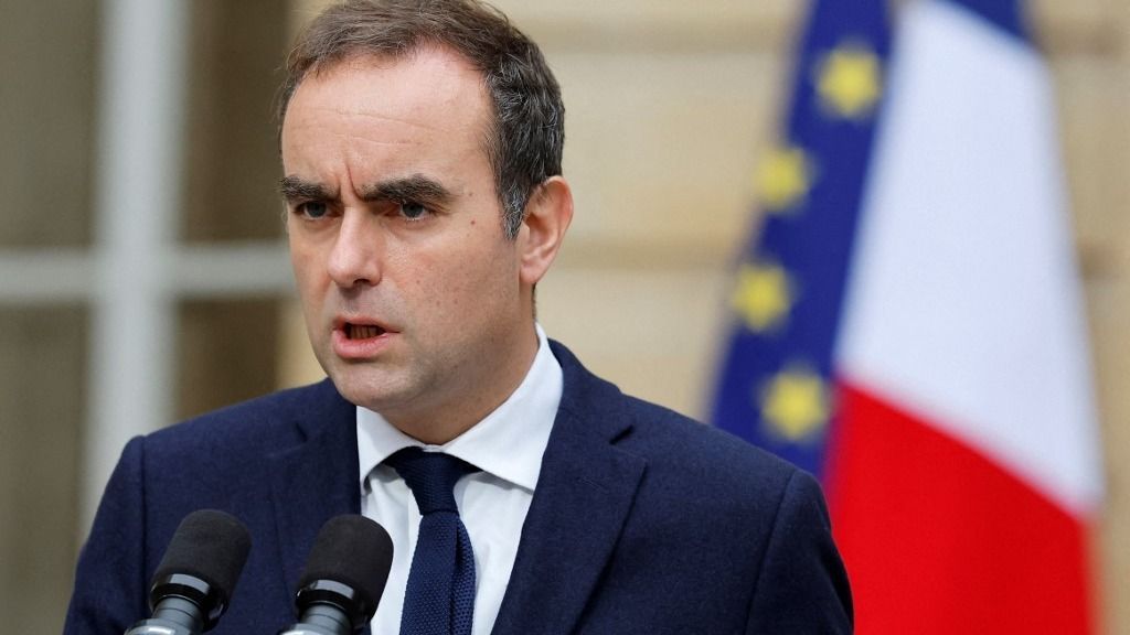 French outgoing Prime Minister Sebastien Lecornu gives a statement on the sidelines of his talks with political parties' leaders in a bid to form a coalition government, able to pass an austerity budget through parliament, at the Hotel Matignon in Paris on October 8, 2025. The clock ticked down for France's President to find an exit from his worst domestic crisis, after his first prime minister and one-time ally urged him to resign.The prime minister, the third premier since those polls, on October 5, 2025 threw in the towel just hours after broad rejection of his new cabinet. (Photo by Stephanie Lecocq / POOL / AFP)