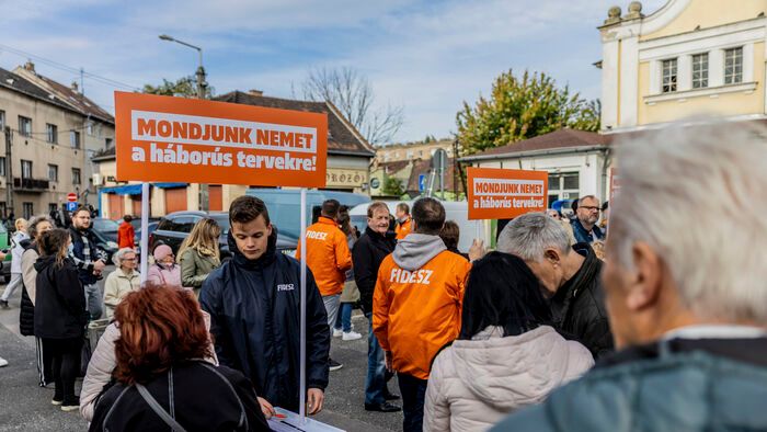 A pesterzsébeti piacon járt Orbán Viktor, elindult a háború elleni aláírásgyűjtés
Fidesz választási kampány