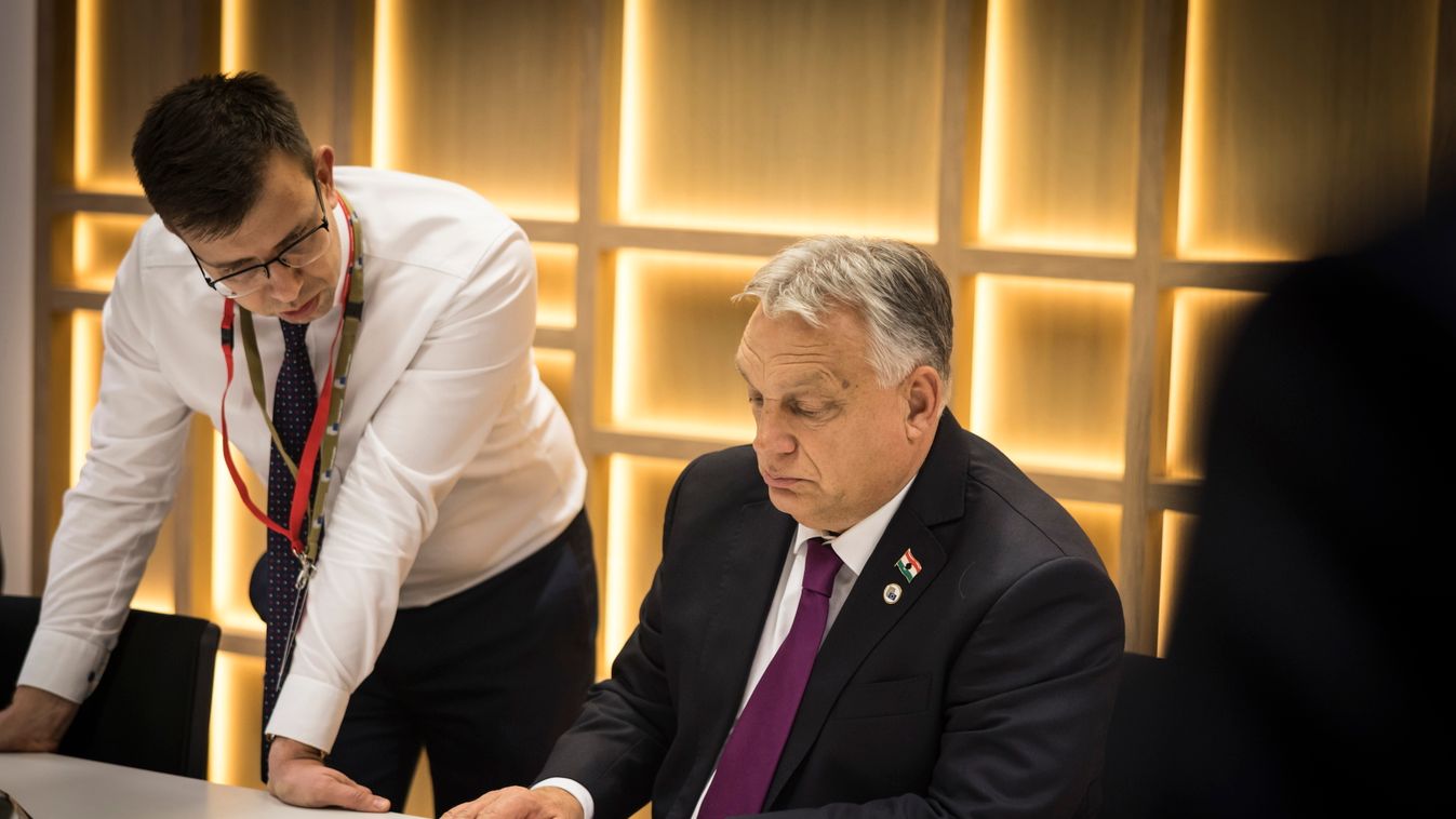 A Miniszterelnöki Kommunikációs Főosztály által közreadott képen Orbán Viktor miniszterelnök (j) az EU-tagországok állam- és kormányfőinek csúcstalálkozóján Brüsszelben 2025. október 23-án. Mellette Bóka János európai uniós ügyekért felelős miniszter (b) 