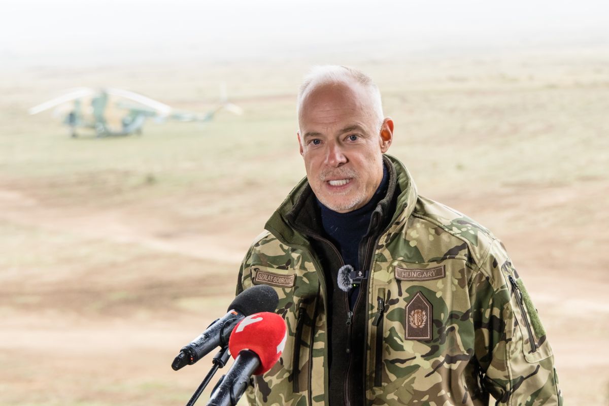 Hajmáskér, 2025. szeptember 25.
Szalay-Bobrovniczky Kristóf honvédelmi miniszter nyilatkozik a sajtónak az Adaptive Hussars 2025 országvédelmi gyakorlat látogató napján a Magyar Honvédség Központi Gyakorló - és lőterén Hajmáskér térségében 2025. szeptember 25-én.
MTI/Katona Tibor