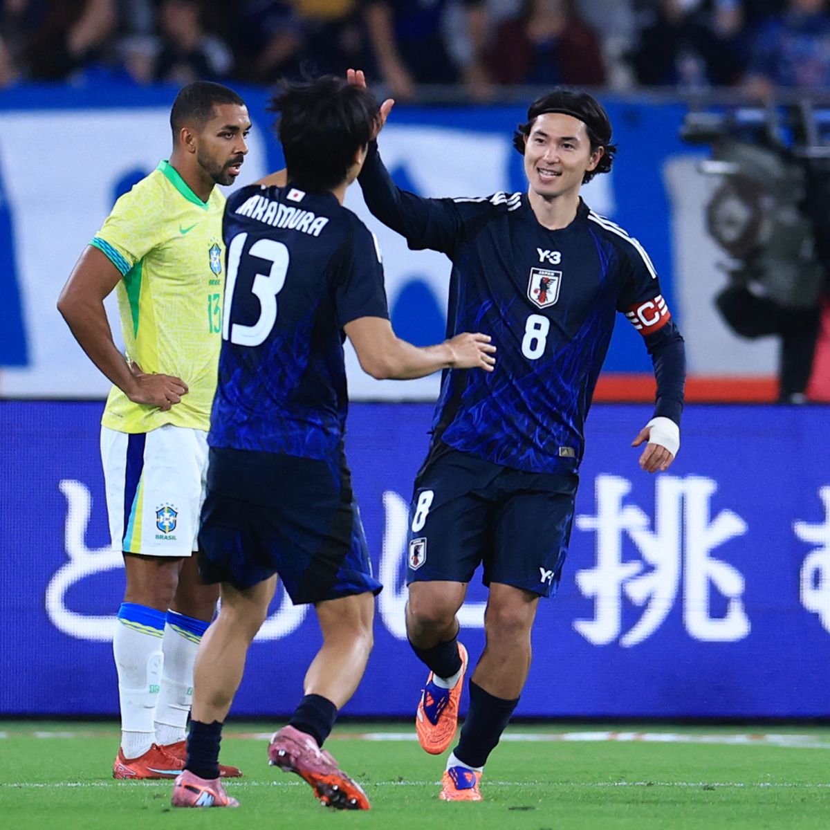 Takumi Minamino ünnepel, miután szépített a brazil válogatott ellen