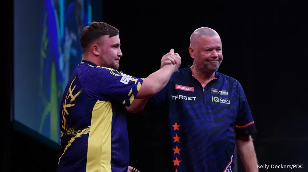 Luke Littler és a példaképe, Raymond van Barneveld. A darts csodatinije az Európa-bajnokságon Luke Humphries testén keresztül lehet világelső
