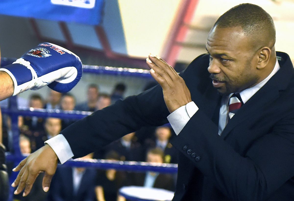 Boxer Roy Jones Jr., who recently became a Russian citizen, gives a masterclass to Russia's police officers in Moscow on December 8, 2015. AFP PHOTO / ALEXANDER NEMENOV (Photo by ALEXANDER NEMENOV / AFP)