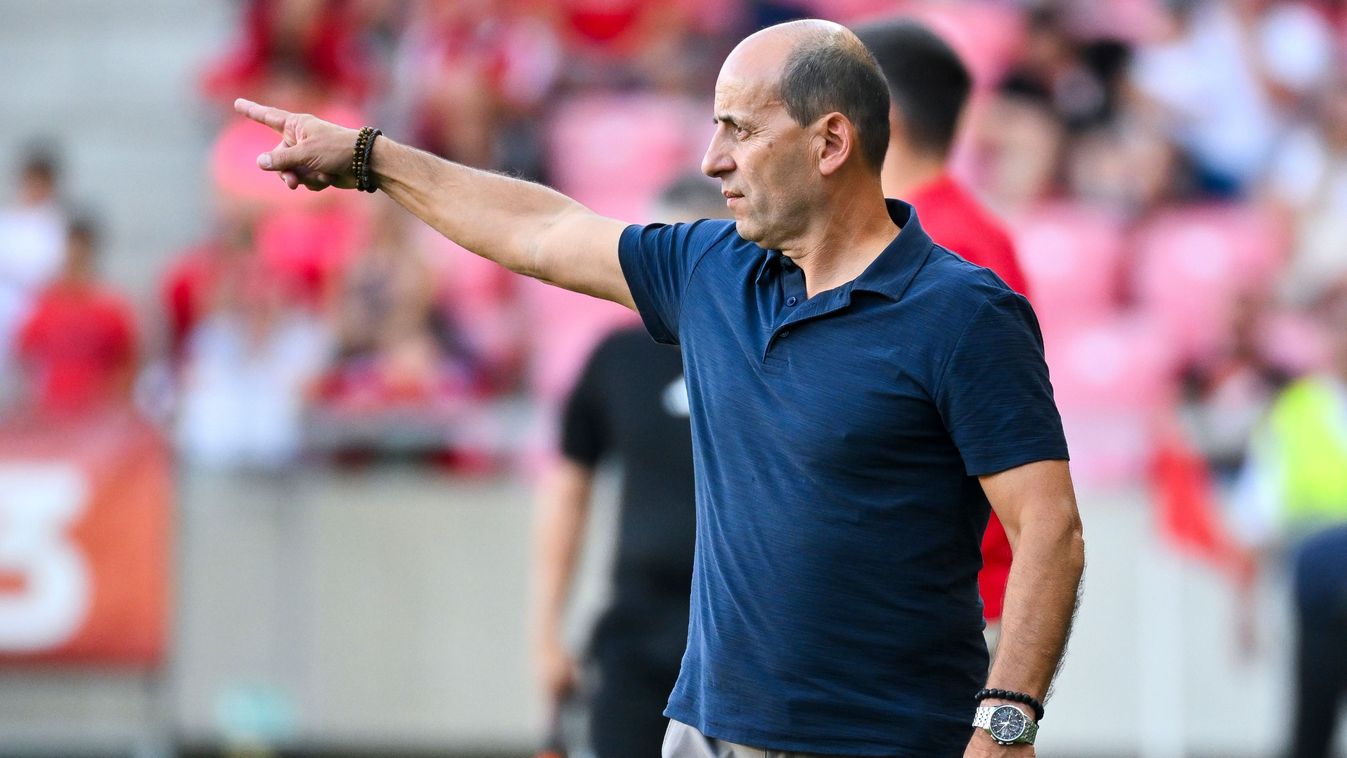Szpari
Debrecen, 2025. augusztus 17.
Szabó István, a Nyíregyháza vezetőedzője a labdarúgó Fizz Liga 4. fordulójában játszott Debreceni VSC - Nyíregyháza Spartacus FC mérkőzésen a debreceni Nagyerdei Stadionban 2025. augusztus 17-én. A Nyíregyháza 2-1-re n