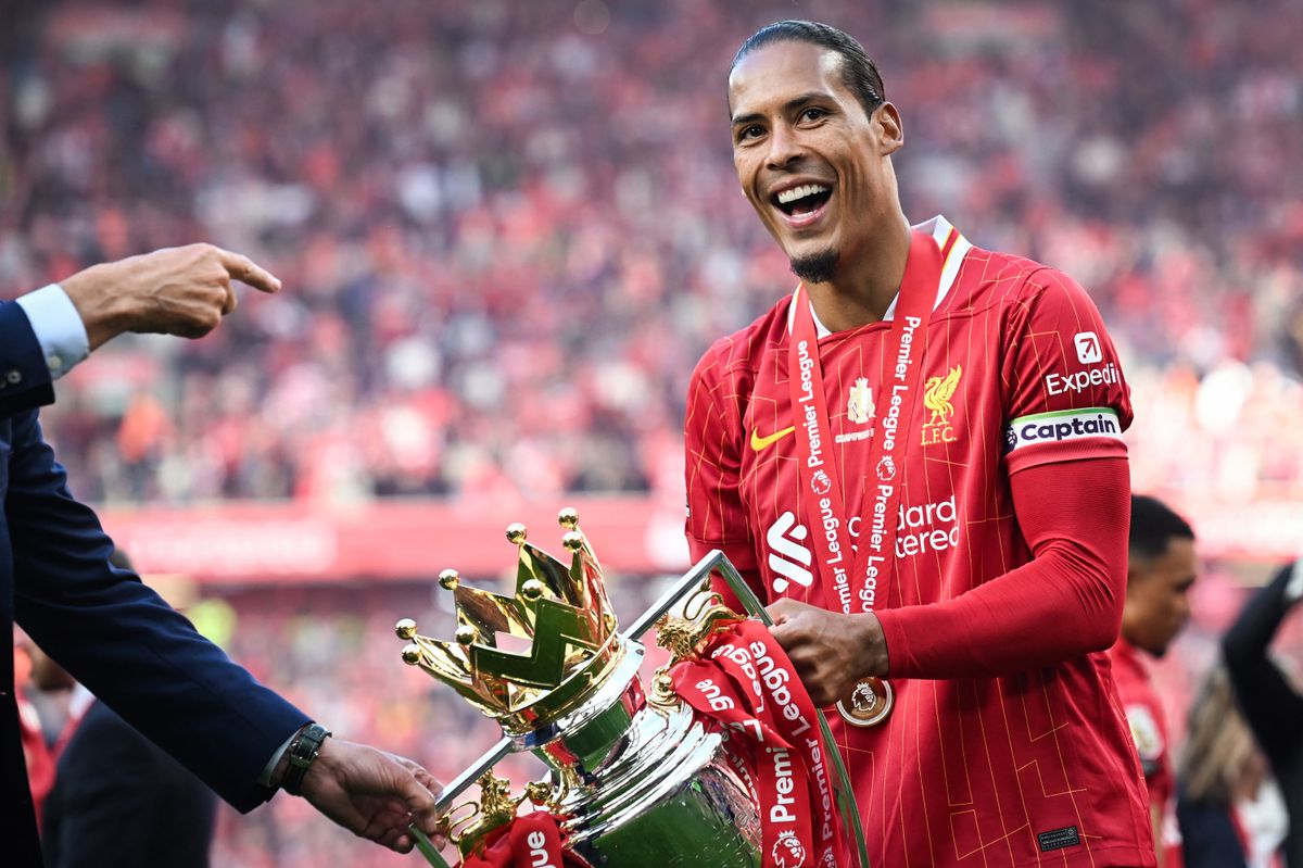 Virgil van Dijk a Premier League-trófeával az előző idény végén