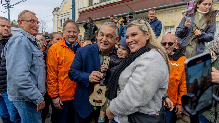 A pesterzsébeti piacon járt Orbán Viktor, elindult a háború elleni aláírásgyűjtés
Fidesz választási kampány