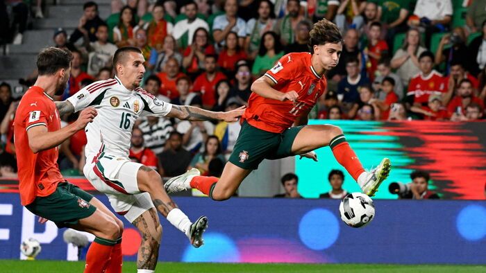 Lisszabon, 2025. október 14.
Lukács Dániel (k), valamint a portugál Rúben Dias (b) és Joao Félix (j) a Portugália - Magyarország labdarúgó világbajnoki selejtező mérkőzésen a lisszaboni Estádio José Alvalade stadionban 2025. október 14-én. A találkozó 2-2-es döntetlennel zárult.
MTI/Szigetváry Zsolt