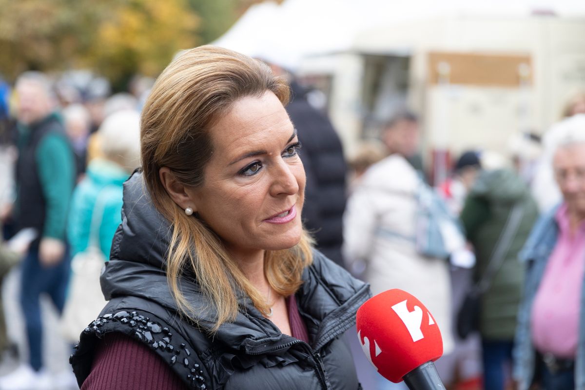 Szentendre, 2025. október 18.
Vitályos Eszter kormányszóvivő, a térség fideszes országgyűlési képviselője nyilatkozik a sajtónak a szentendrei piacon tartott aláírásgyűjtésen 2025. október 18-án. A Fidesz azért indított aláírásgyűjtést Brüsszel háborús tervei ellen, mert a háború kitörése óta az az álláspontja, hogy békére van szükség, és amíg a háború tart Európa, így Magyarország sem számíthat gazdasági fellendülésre - jelentette ki Vitályos Eszter az aláírásgyűjtés szentendrei állomásán.
MTI/Kocsis Zoltán