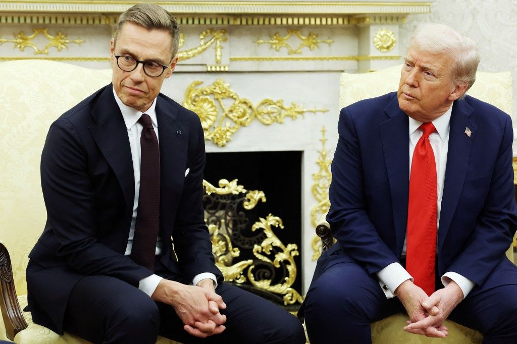 Donald Trump amerikai elnök (jobbra) és Alexander Stubb finn elnök találkozik az Ovális Irodában a Fehér Házban 2025. október 9-én Washingtonban (Fotó: AFP)