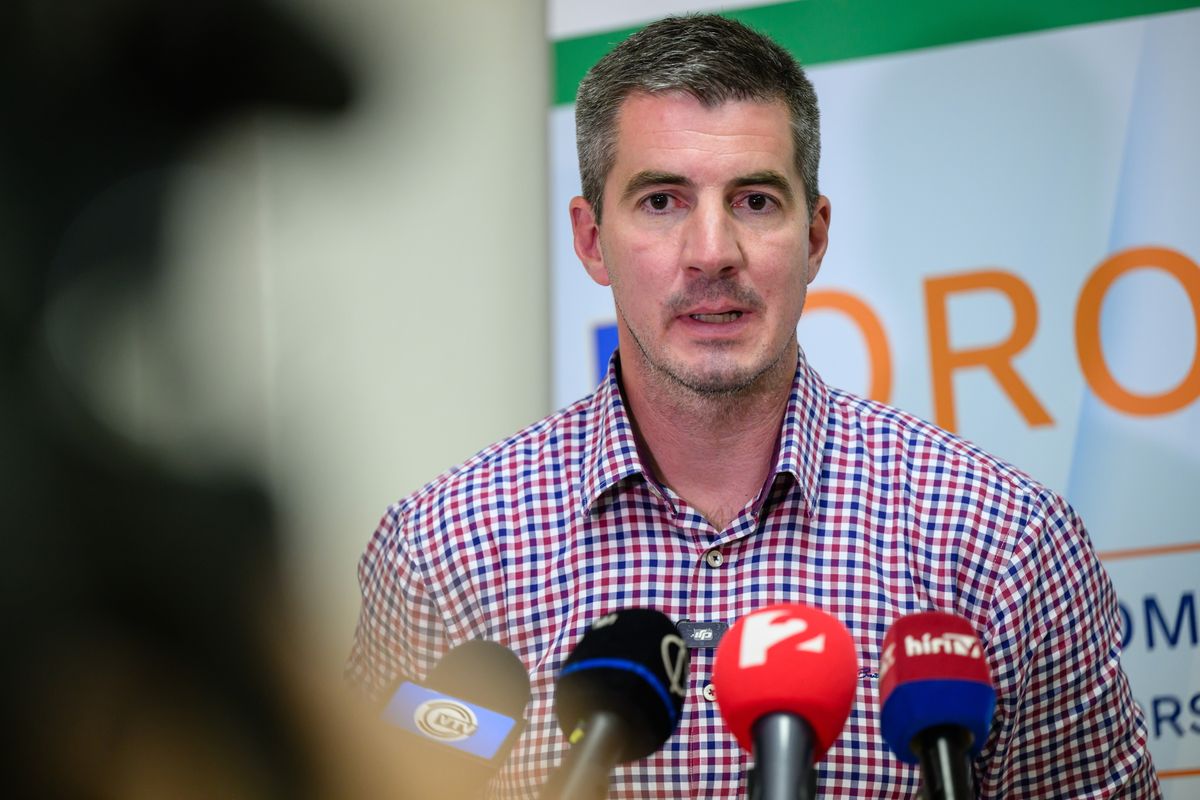 Oroszlány, 2025. május 22.
Kocsis Máté, a Fidesz frakcióvezetője beszél a Fidesz és a KDNP országjárása keretében tartott lakossági fórum előtti sajtótájékoztatón Oroszlányban 2025. május 22-én.
MTI/Vasvári Tamás