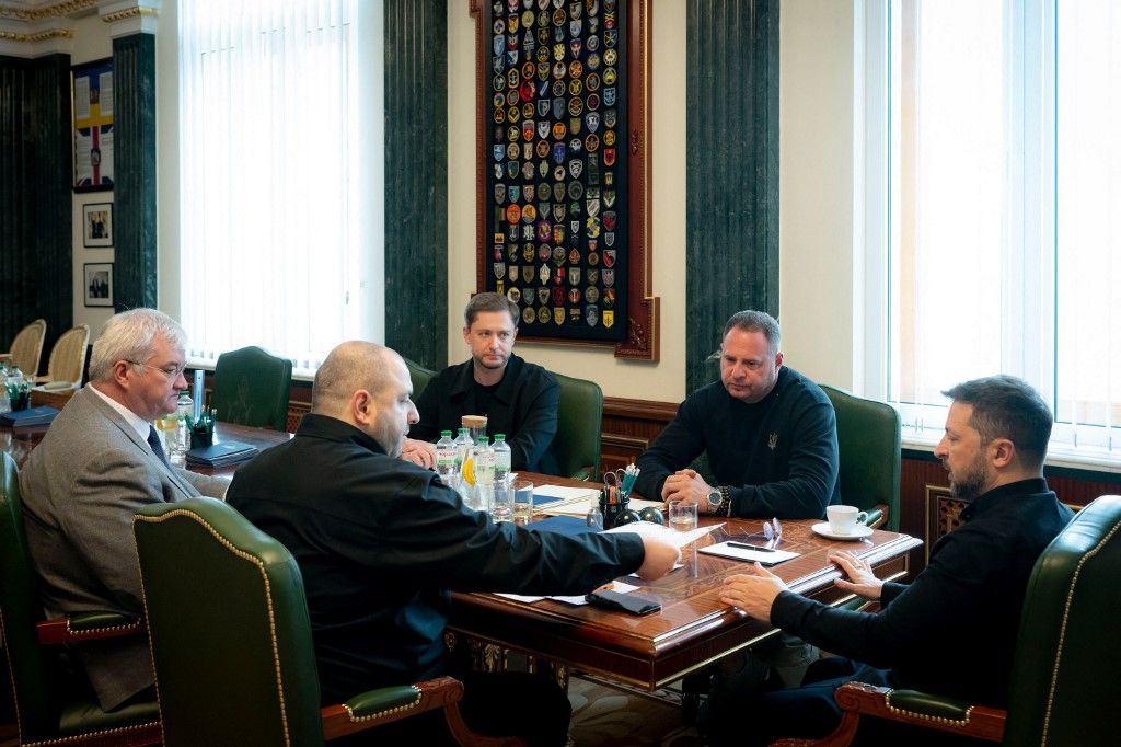 In this handout photograph taken and released by the Ukrainian Presidential Press Service on May 18, 2025, Ukraine's President Volodymyr Zelensky (R) attends a meeting with Ukraine's Defence Minister Rustem Umerov (2nd L),  Ukraine's Foreign Ministes Andrii Sybiha (L) and Head of the Office of the President of Ukraine Andriy Yermak (2nd R) in Kyiv, amid the Russian invasion of Ukraine. (Photo by Handout / UKRAINIAN PRESIDENTIAL PRESS SERVICE / AFP) / RESTRICTED TO EDITORIAL USE - MANDATORY CREDIT "AFP PHOTO / UKRAINIAN PRESIDENTIAL PRESS SERVICE" - NO MARKETING NO ADVERTISING CAMPAIGNS - DISTRIBUTED AS A SERVICE TO CLIENTS