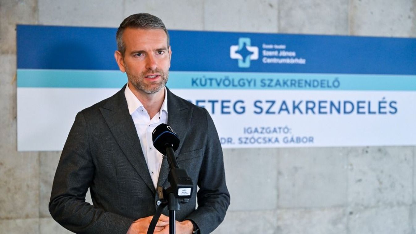 Steiner Attila, az Energiaügyi Minisztérium energetikáért felelős államtitkára a Jedlik Ányos Program kibővítéséről tartott sajtótájékoztatón az Észak-budai Szent János Centrumkórház Kútvölgyi szakrendelőjénél 2025. október 13-án. A rendelkezésre álló 89 